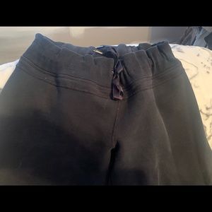 Retro thick thick Lululemon sweatpants made for our cold 🥶